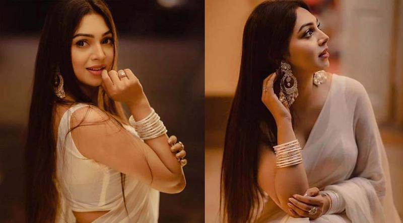 অফিসে কিভাবে সময় কাটে প্রভার?