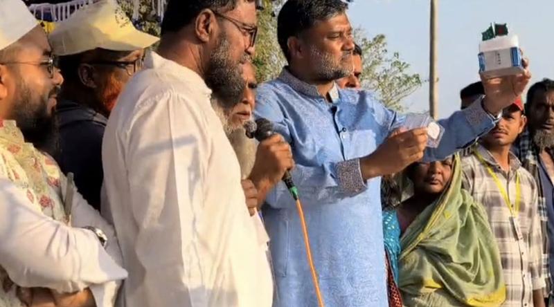 শিশির মনিরকে সমর্থকের স্বর্ণের দাঁড়িপাল্লা উপহার