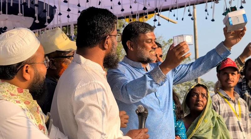 শিশির মনিরকে স্বর্ণের দাঁড়িপাল্লা উপহার দিলেন সমর্থক