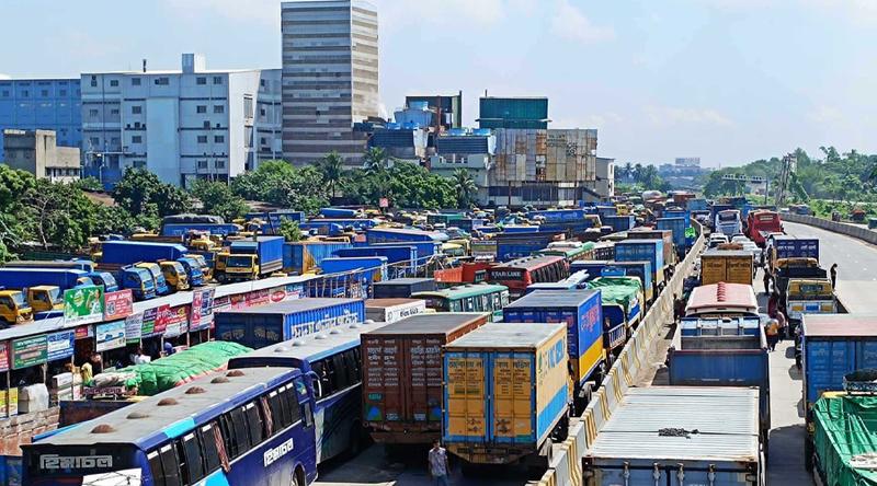 ঢাকা-চট্টগ্রাম মহাসড়কে ১০ কি.মি. যানজট