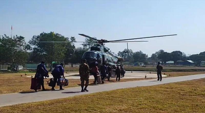 খাগড়াছড়ির ৩টি দুর্গম কেন্দ্রে হেলিকপ্টারে পৌঁছেছে নির্বাচনী সরঞ্জাম