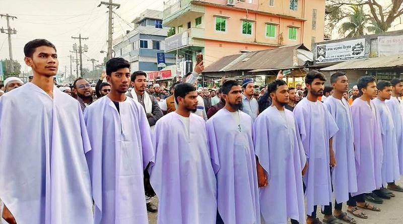 কাফনের কাপড় পরে নির্বাচনী মিছিলে জামায়াতের কর্মীরা