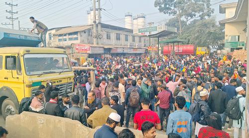 ‘৩০০ টাকার ভাড়া ১ হাজার’, নবীনগর-চন্দ্রা মহাসড়ক অবরোধ