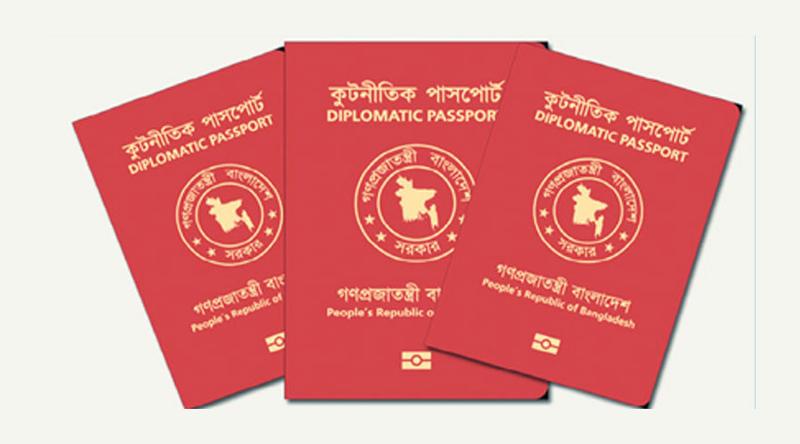 লাল পাসপোর্ট জমা দিয়েছেন ১৩ উপদেষ্টা