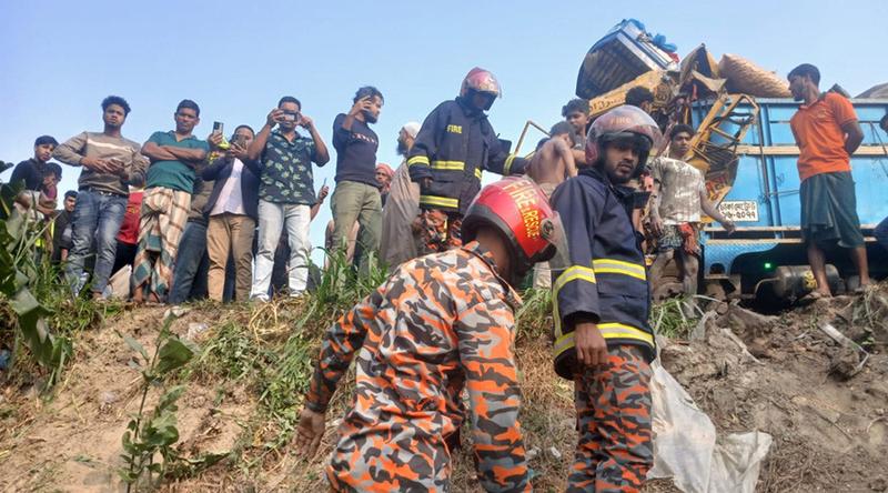 ভাঙ্গায় যাত্রীবাহী বাসের সঙ্গে ট্রাকের মুখোমুখি সংঘর্ষে আহত অন্তত ১৭