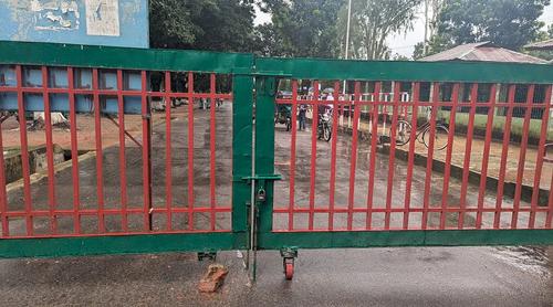 চট্টগ্রাম বিশ্ববিদ্যালয়ের মূল ফটকে শিক্ষার্থীদের তালা