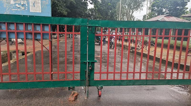 চট্টগ্রাম বিশ্ববিদ্যালয়ের মূল ফটকে শিক্ষার্থীদের তালা