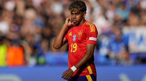 মাঠ থেকে বের হলেই ফুটবল থেকে দূরে থাকি: ইয়ামাল