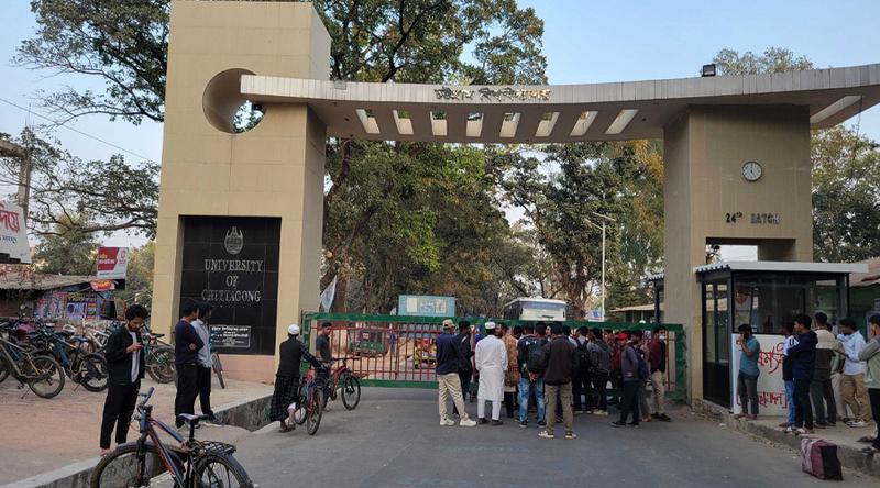 নির্বাচনে যাতায়াতে প্রশাসনের অসহযোগিতার প্রতিবাদে চবির প্রধান ফটকে তালা