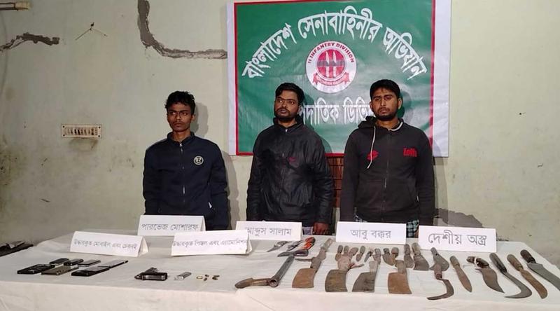 বগুড়ায় বিশেষ অভিযানে দেশীয় অস্ত্রসহ গ্রেপ্তার ৩
