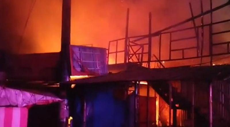 নীলা মার্কেটে ভয়াবহ অগ্নিকাণ্ডে ৫ দোকান পুড়ে ছাই