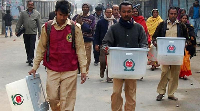 সারাদেশে ভোট উৎসব, কেন্দ্রে পৌঁছাতে শুরু করেছে ব্যালট