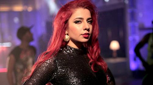 কনসার্টের মাঝে গান থামিয়ে মহিলাকে রক্ষা, গায়িকা জেসমিনের সাহসী কীর্তি ভাইরাল