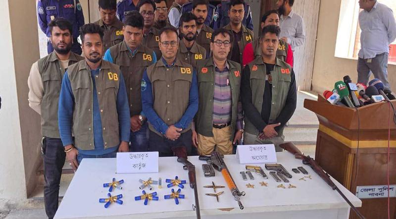 পাবনায় ৫টি আগ্নেয়াস্ত্রসহ গ্রেপ্তার ৩