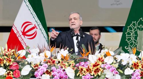 ইসলামি বিপ্লব বার্ষিকীতে জাতীয় ঐক্যের ডাক ইরানের প্রেসিডেন্টের