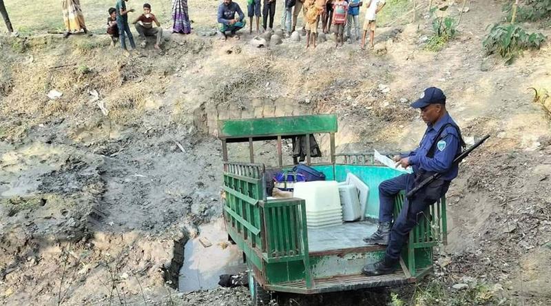 গাইবান্ধায় চাকা পাংচার হয়ে পুকুরে পড়লো নির্বাচনী সরঞ্জাম বহনকারী গাড়ি