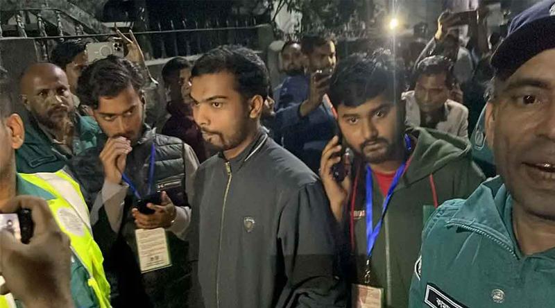 পর্যবেক্ষক পরিচয়ে মধ্যরাতে কেন্দ্রে প্রবেশের সময় ধরা পড়লো তিনজন