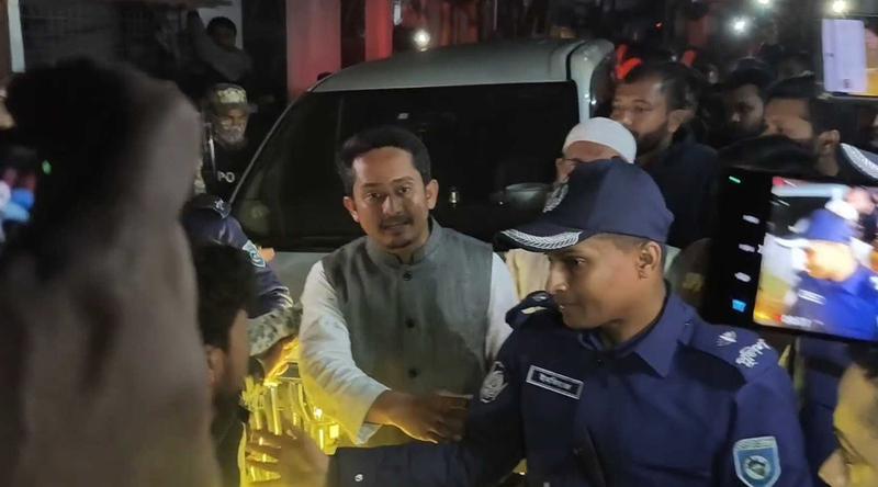 চাঁদাবাজির অভিযোগ তুলে মধ্যরাতে তোপের মুখে সারজিস