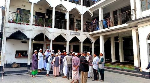 ভোটগ্রহণ শুরুর আগেই কেন্দ্রে দীর্ঘ লাইন