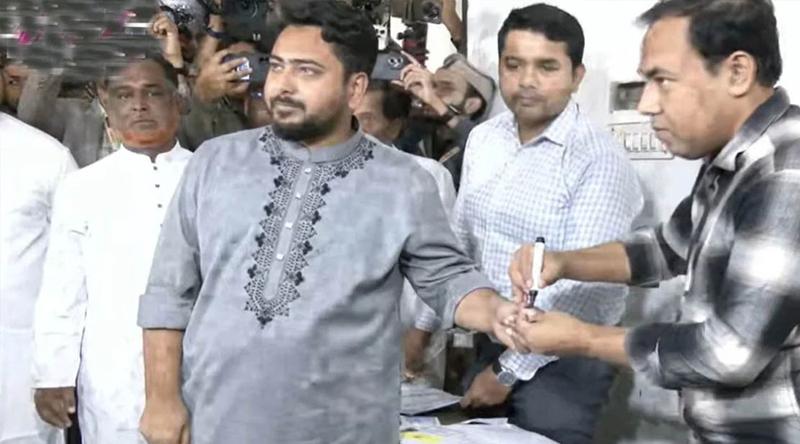 ভোট দিলেন এনসিপির আহ্বায়ক নাহিদ ইসলাম