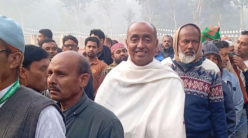 ঝিনাইদহে সাধারণ ভোটারদের লাইনে দাঁড়িয়ে ভোট দিলেন ধানের শীষের প্রার্থী আসাদুজ্জামান