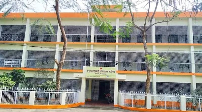 রায়গঞ্জ কেন্দ্রে প্রভাব বিস্তারে চারজনকে জরিমানা, প্রিসাইডিং কর্মকর্তা প্রত্যাহার