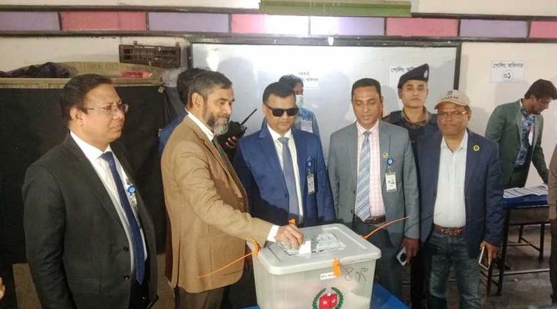 ভিকারুননিসা কেন্দ্রে ভোট দিলেন নির্বাচন কমিশনার সানাউল্লাহ