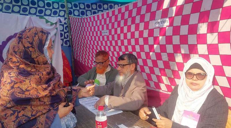 চাঁপাইনবাবগঞ্জে প্রথম দুই ঘণ্টায় ভোট পড়েছে প্রায় ২০ শতাংশ