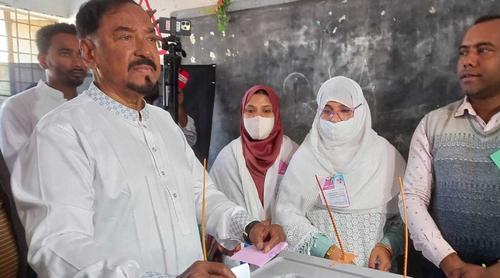 ভোট দিলেন মেজর হাফিজ উদ্দিন