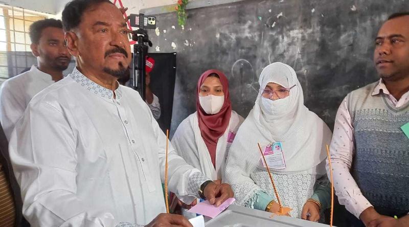 ভোট দিলেন মেজর হাফিজ উদ্দিন