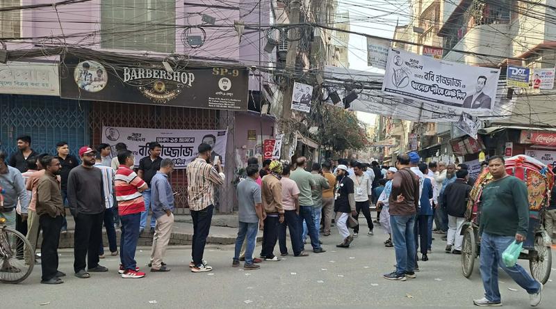 ঢাকা-১৩ আসনে বেলা গড়াতেই বাড়ছে ভোটার উপস্থিতি