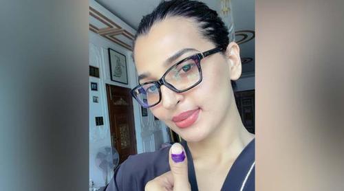 ভোট দিলেন নায়িকা বর্ষা