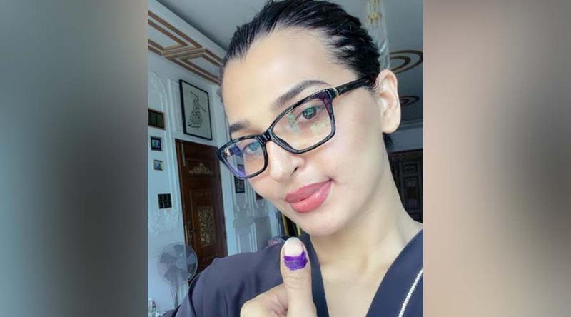 ভোট দিলেন নায়িকা বর্ষা