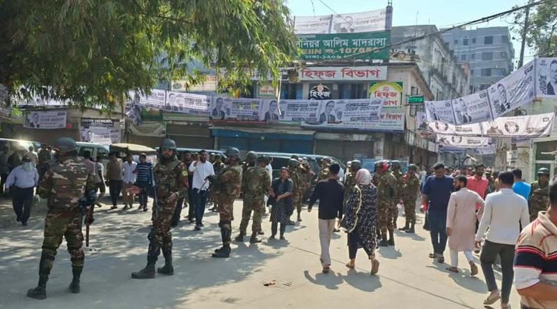 ঢাকা-১৭ আসনে এক কেন্দ্রে উত্তেজনা, নিয়ন্ত্রণে সেনাবাহিনী