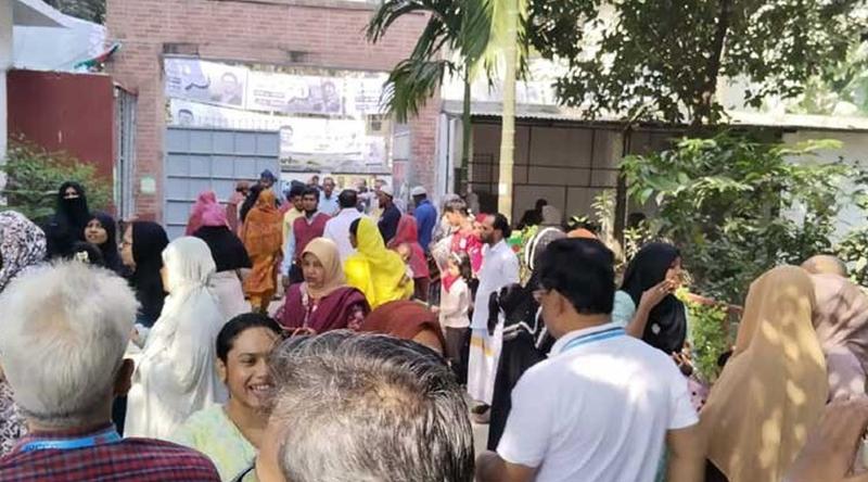 মির্জা আব্বাস মহিলা কলেজের ৩ কেন্দ্রে ভোট পড়েছে ২৬ শতাংশ