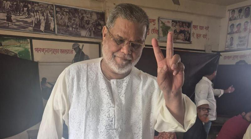 নিজে ভোট দিয়ে ট্রাক মার্কায় ভোট চাইলেন মঞ্জুরুল আহসান মুন্সী