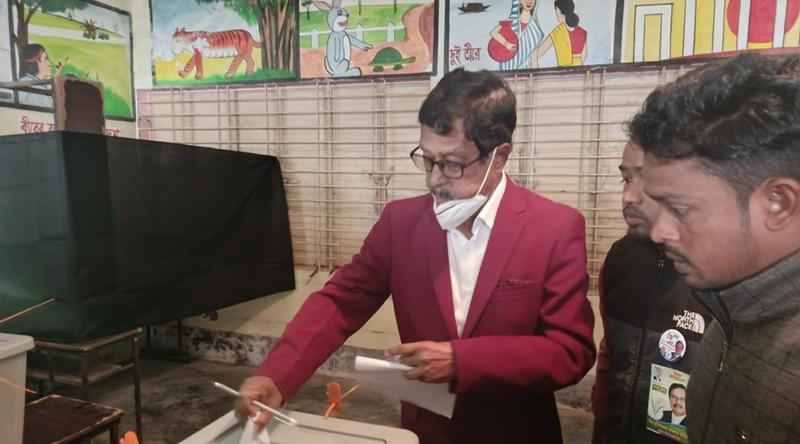 ডুইয়ারপাড় কেন্দ্রে ভোট দিলেন এমপি প্রার্থী অ্যাডভোকেট ফজলুর রহমান