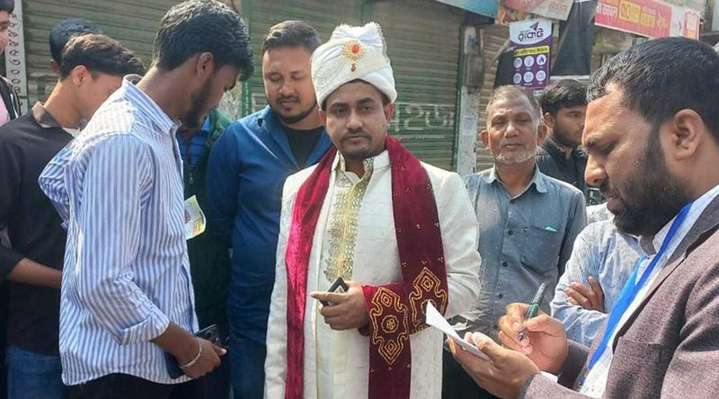 বিয়ের সাজে ভোটকেন্দ্রে বর, বললেন ‘আগে ভোট পরে বিয়ে’