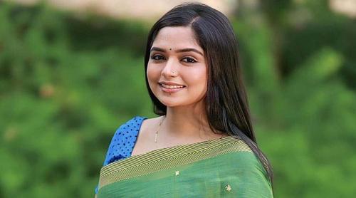 ‘যোগ্য নেত্রী হারালে, কাঁদতে হবে আড়ালে’, অভিনেত্রী হিমির পোস্টে হাসির বন্যা