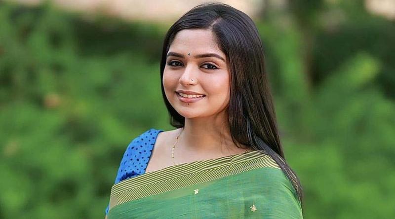 ‘যোগ্য নেত্রী হারালে, কাঁদতে হবে আড়ালে’, অভিনেত্রী হিমির পোস্টে হাসির বন্যা