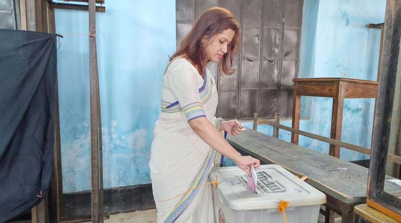 জীবনের প্রথম ভোট দিয়ে উচ্ছ্বসিত সঙ্গীতশিল্পী ন্যান্সী