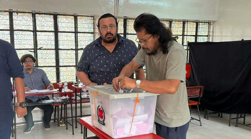 ‘দেশে শান্তি আসুক, মানুষ ভালো থাকুক’, ভোট দিয়ে বললেন সংগীতশিল্পী জেমস