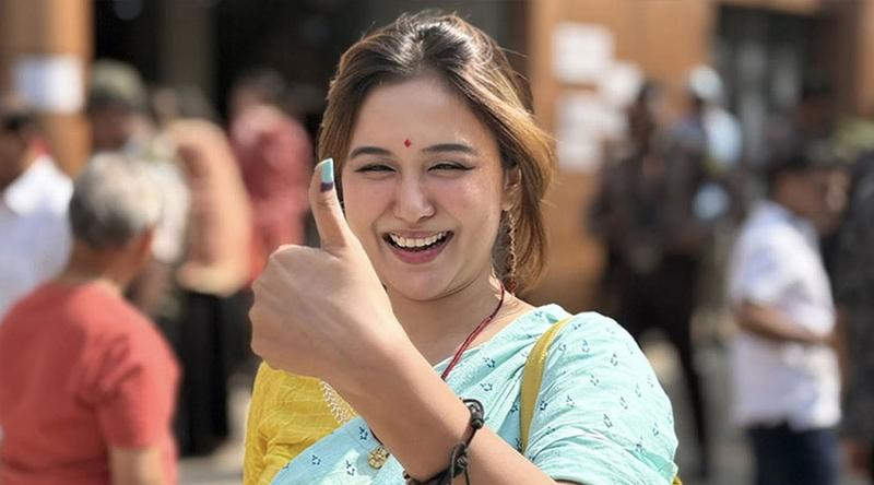 কোন প্রতীকে ভোট দিলেন অভিনেত্রী চমক?