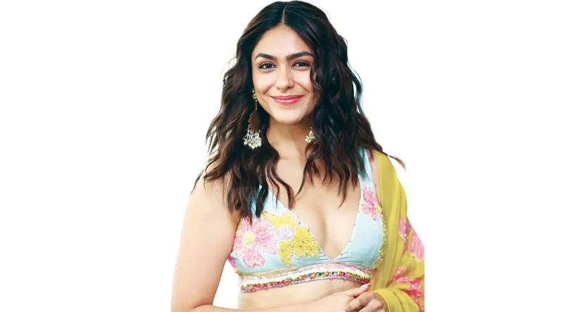 অবশেষে বিয়ে নিয়ে মুখ খুললেন ম্রুণাল ঠাকুর?