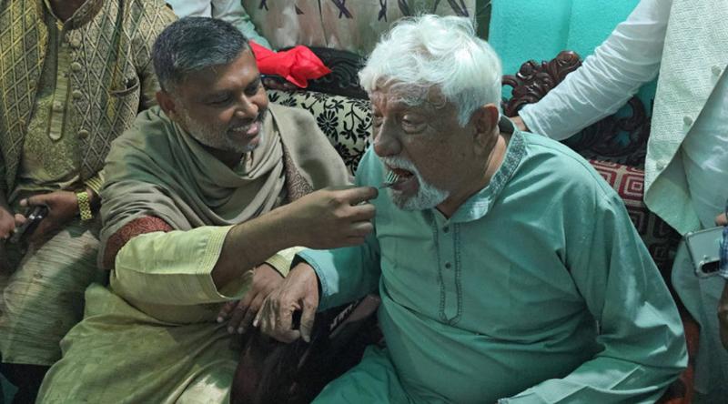 ফুল-মিষ্টি নিয়ে বিজয়ীর বাড়িতে শিশির মনির