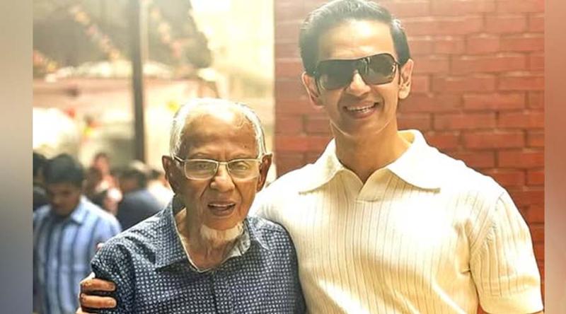 ৯১ বছর বয়সী বাবাকে নিয়ে ভোট দিতে এসেছিলেন নোবেল