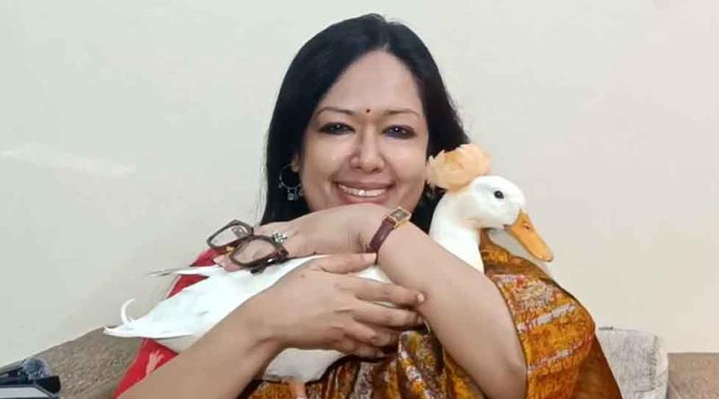 সংবাদ সম্মেলনে হাঁস কোলে নিয়ে রুমিন ফারহানা