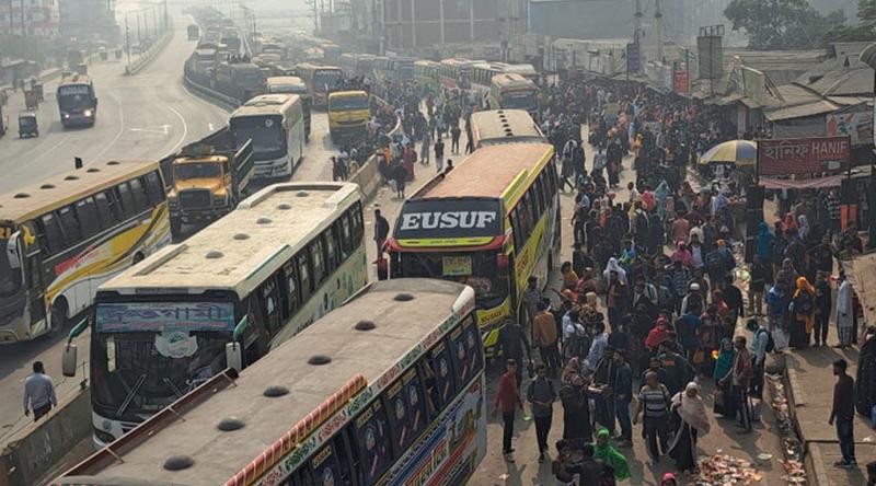 ভোট শেষে কর্মস্থলে ফিরতে শুরু করেছে মানুষ, বাড়তি ভাড়া নেয়ার অভিযোগ