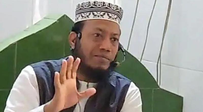 নির্বাচিত হয়ে নিজ গ্রামের মসজিদে জুমার নামাজে ইমামতি করলেন আমির হামজা