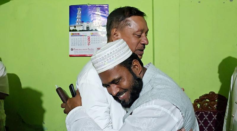 বিজয়ী হয়ে প্রতিদ্বন্দ্বী প্রার্থীর বাড়িতে বিএনপির জালাল উদ্দিন